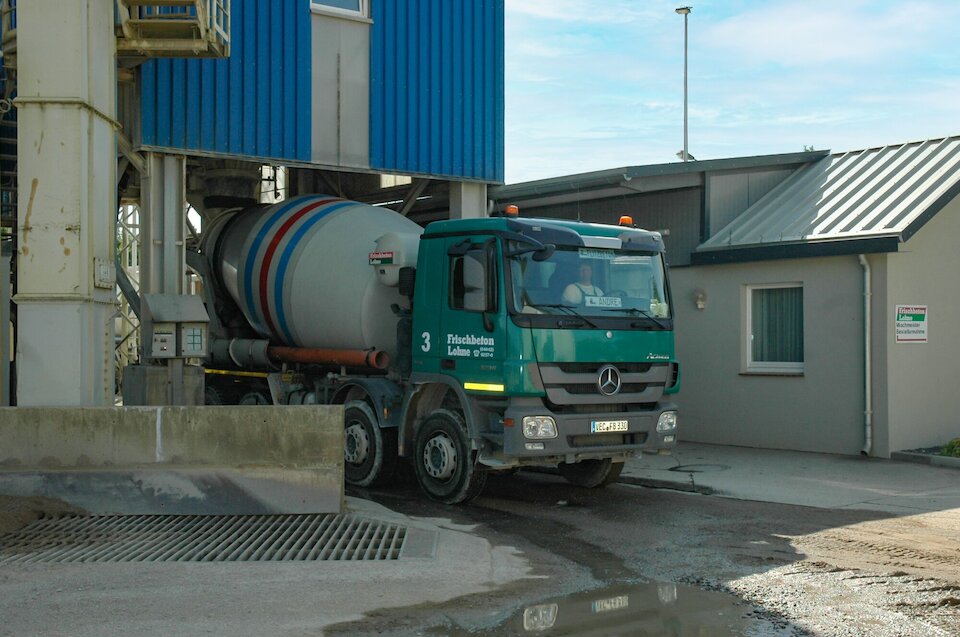 Betonmischer wird beladen