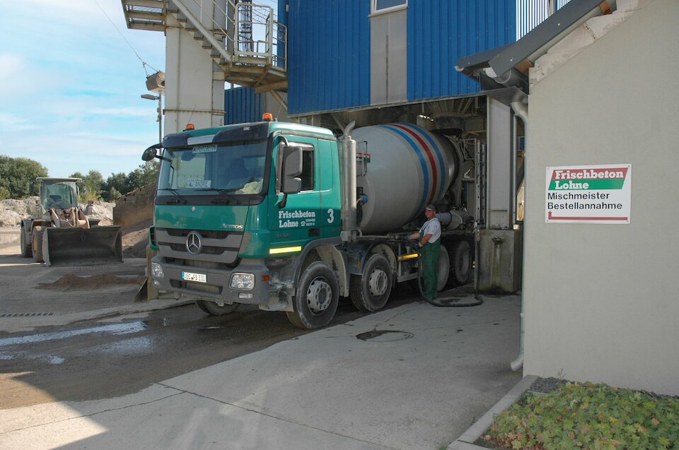 Betonmischer wird beladen